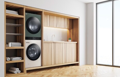 На изображении показана фиолетовая блузка и пар	