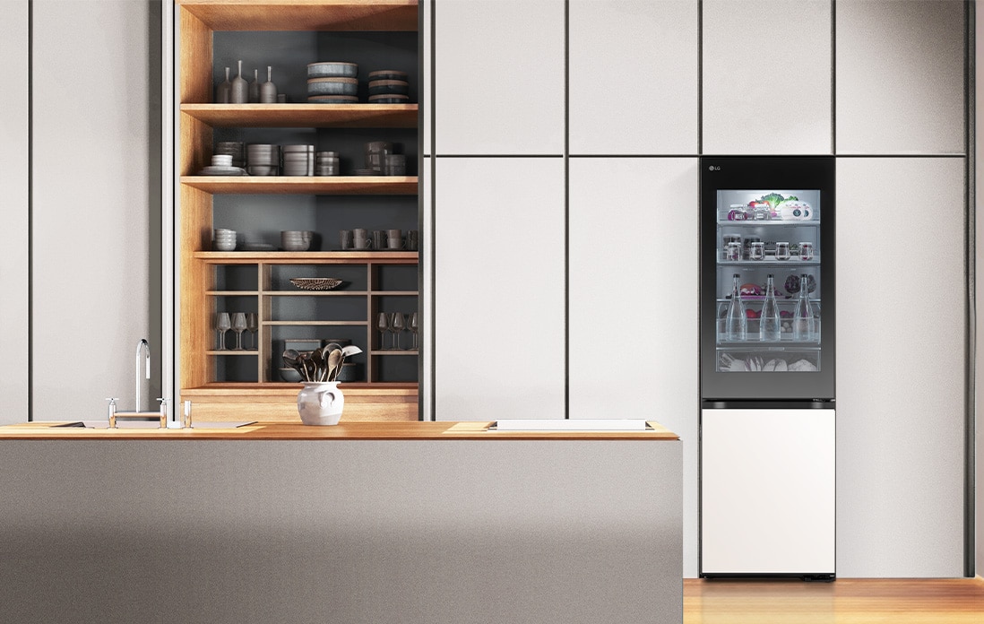 нижняя морозильная камера lg с функцией instaview в синей современной кухне.	