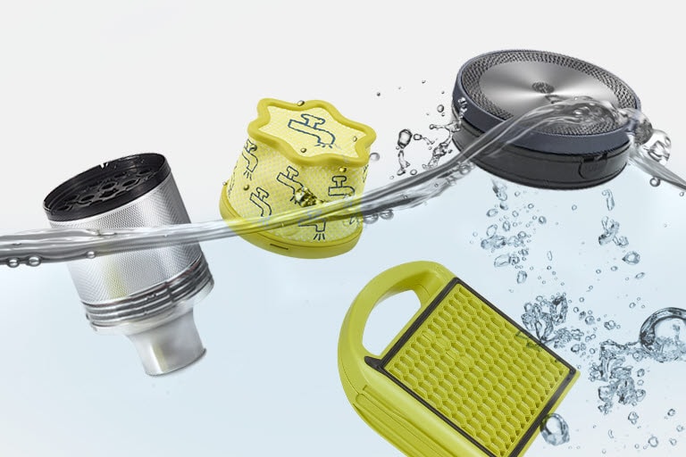 На нем показаны фильтры пылесоса, плавающие в воде.