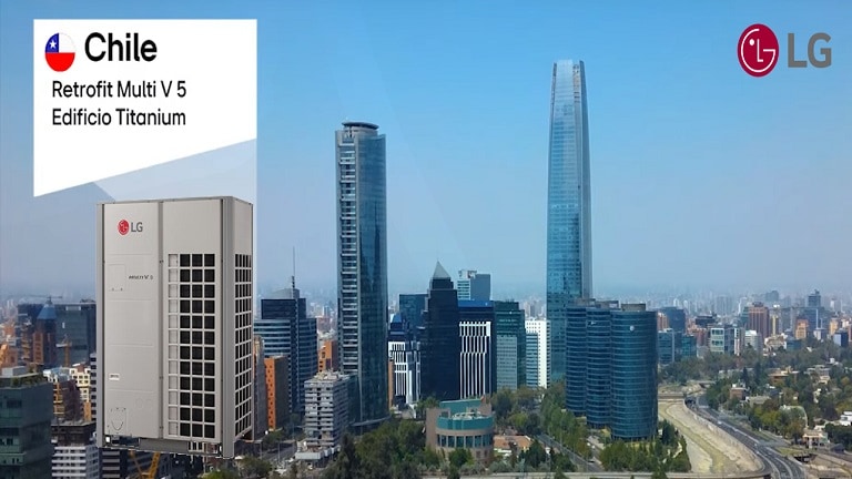 El sistema VRF de LG se destaca a la izquierda, mientras que a la derecha está el paisaje urbano con el Edificio Titanium en Santiago, Chile.