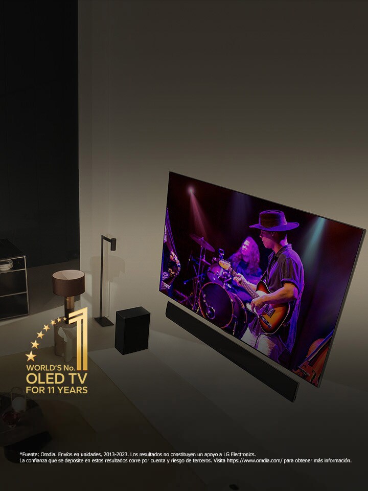 Una perspectiva desde arriba de un hombre y una mujer viendo un concierto en una OLED TV grande en un apartamento moderno. El emblema de “La OLED TV número 1 del mundo durante 11 años” está en la imagen. Un descargo de responsabilidad indica: “Fuente: Omdia. Envíos en unidades, 2013 a 2023. Los resultados no constituyen un apoyo a LG Electronics. La confianza que se deposite en estos resultados corre por cuenta y riesgo de terceros. Visita https://www.omdia.com/ para obtener más información”.