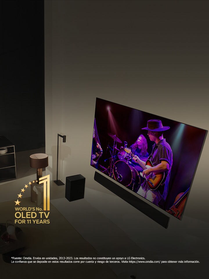 Una perspectiva desde arriba de un hombre y una mujer viendo un concierto en una OLED TV grande en un apartamento moderno. El emblema de “La OLED TV número 1 del mundo durante 11 años” está en la imagen. Un descargo de responsabilidad indica: “Fuente: Omdia. Envíos en unidades, 2013 a 2023. Los resultados no constituyen un apoyo a LG Electronics. La confianza que se deposite en estos resultados corre por cuenta y riesgo de terceros. Visita https://www.omdia.com/ para obtener más información”.