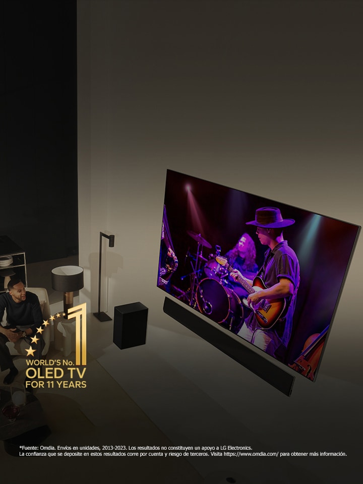 Una perspectiva desde arriba de un hombre y una mujer viendo un concierto en una OLED TV grande en un apartamento moderno. El emblema de “La OLED TV número 1 del mundo durante 11 años” está en la imagen. Un descargo de responsabilidad indica: “Fuente: Omdia. Envíos en unidades, 2013 a 2023. Los resultados no constituyen un apoyo a LG Electronics. La confianza que se deposite en estos resultados corre por cuenta y riesgo de terceros. Visita https://www.omdia.com/ para obtener más información”.