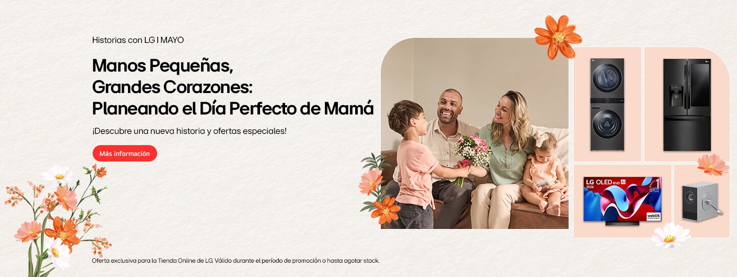 Los niños le dan flores a su madre sonriente que está sentada en el sofá.