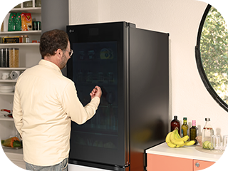 Fotógrafo usando el refrigerador y la TV (Momento ON)