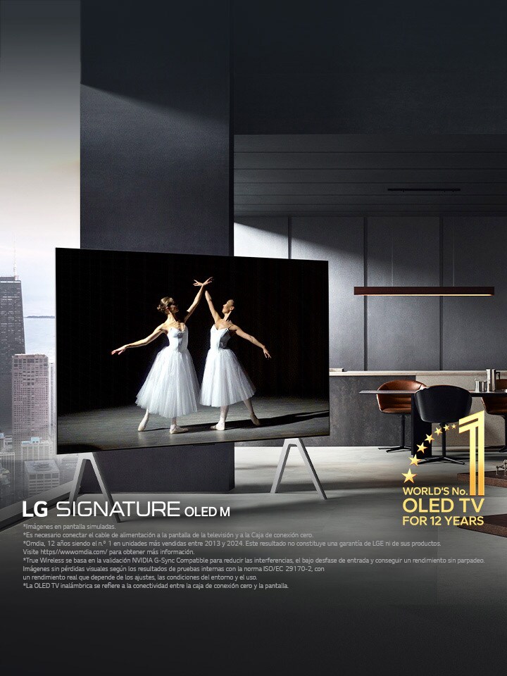 Lujosa sala de estar con la LG Signature OLED M5 en un soporte de televisor. La pantalla se ve enorme. No hay cables visibles, lo que demuestra la tecnología True Wireless de la TV. Se puede ver el emblema “OLED TV, número uno del mundo durante 12 años” y el logotipo de LG Signature OLED M.