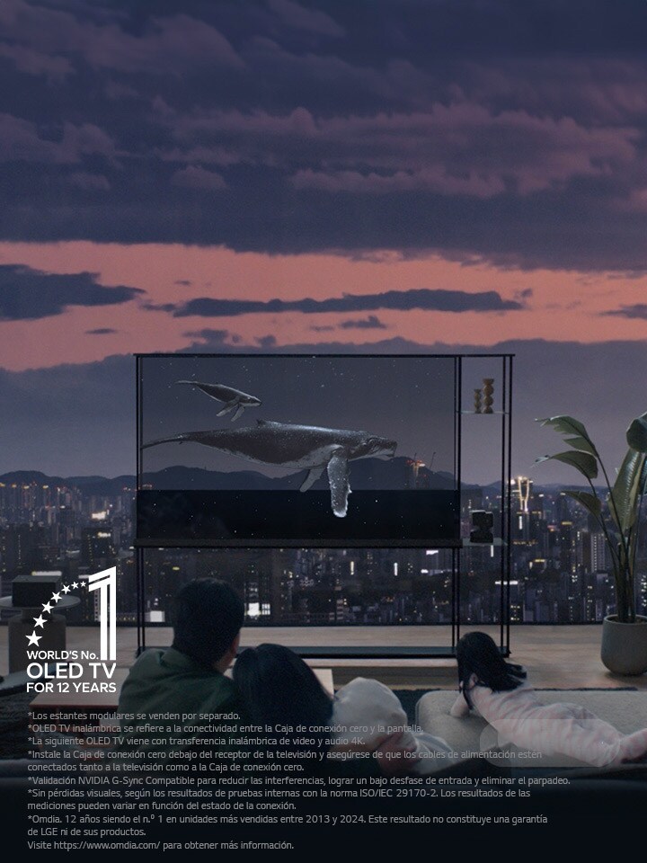 Una ballena nada por el LG SIGNATURE OLED T mientras la pantalla se oscurece para revelar el horizonte de la ciudad al anochecer. Personas sentadas en un sofá en primer plano frente a la televisión y una ventana. La Caja de conexión cero se encuentra en una mesita a la izquierda de la televisión.