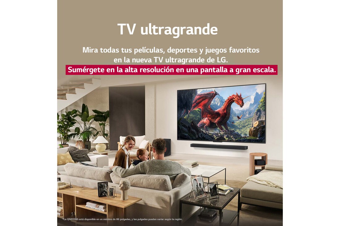 Una familia sentada en el sofá frente a una LG QNED TV montada en la pared encima de una LG Soundbar con una pequeña niña señalando la pantalla, que muestra dos delfines. El título habla de cómo las escenas son más emocionantes en una pantalla gigante.