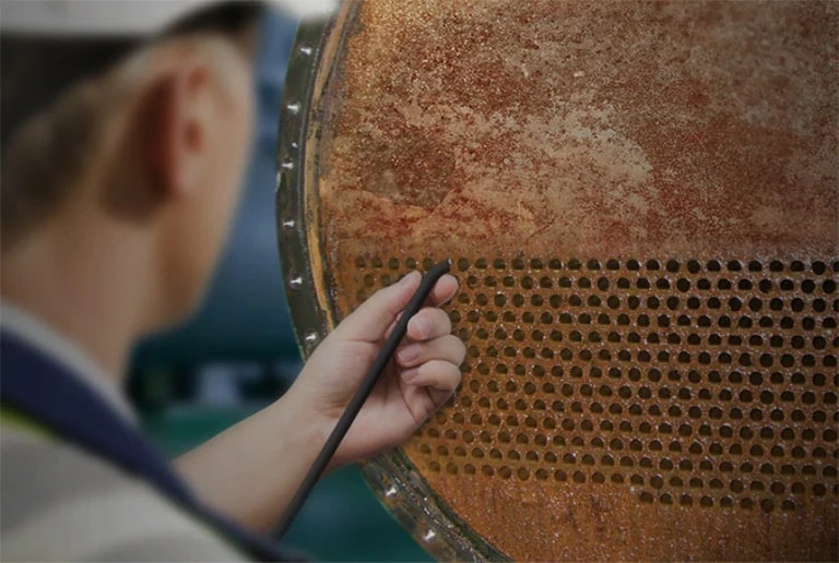 Un ingeniero está limpiando tubos sucios.