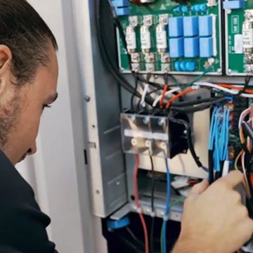 Un ingeniero está revisando la unidad exterior Multi V.