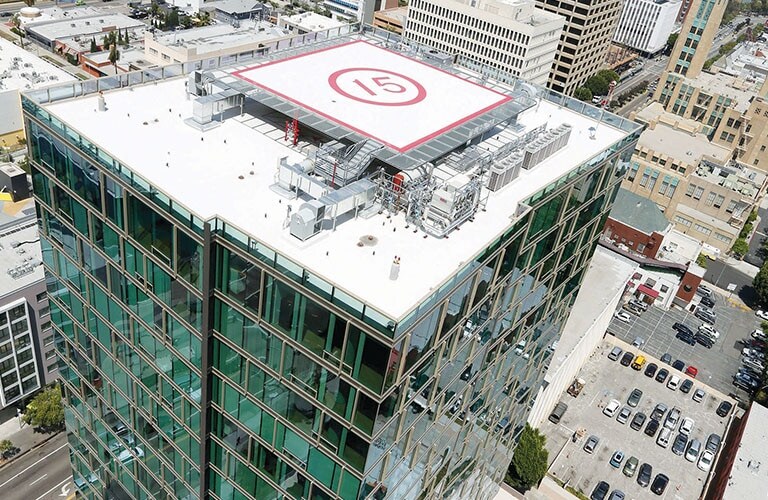 Edificio comercial con helipuerto en la azotea.