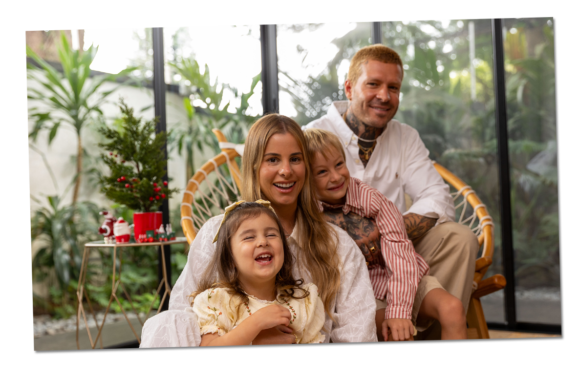 Una familia disfruta de unas vacaciones acogedoras y memorables. Una pareja y sus hijos sonríen.