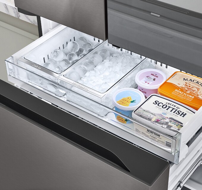 Cajón de hielo en el refrigerador LG con hielo y postres congelados organizados.