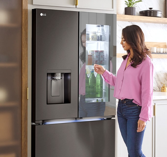 Utilizando la función InstaView Door-in-Door de LG, mostrando el interior iluminado del refrigerador.