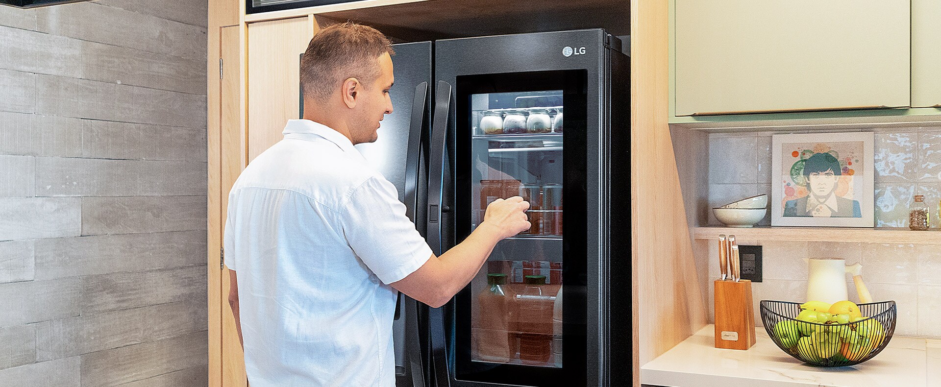 Bruno tocando el refrigerador LG InstaView Door-in-Door.