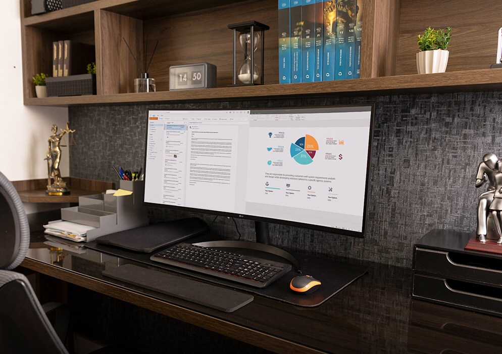 Monitor LG UltraWide configurado en la sala de oficina.