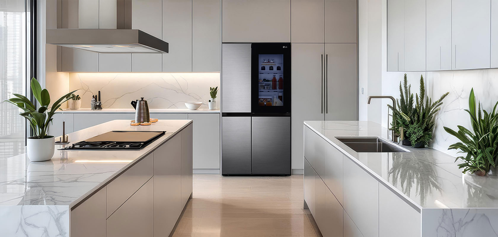 Otra vista de una cocina moderna con refrigerador LG e interiores elegantes.