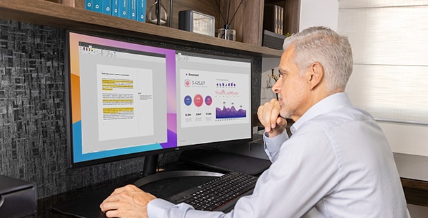 Luis trabajando en home office con el monitor LG UltraWide.