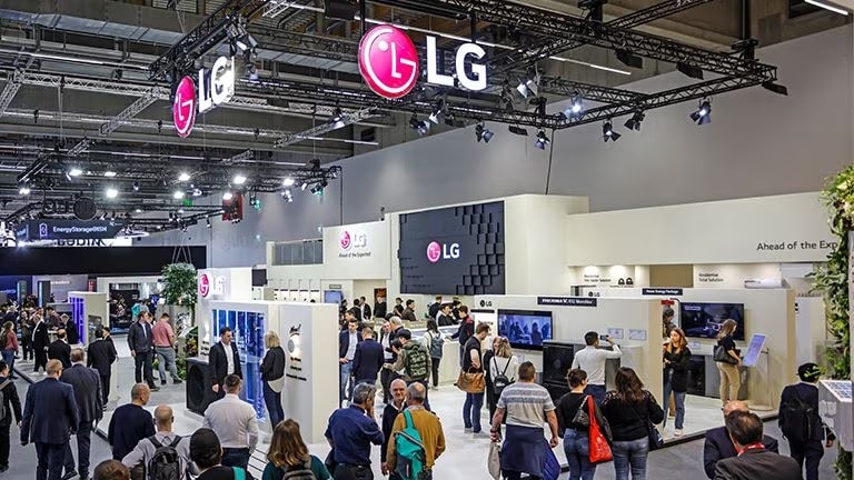 En medio de la animada multitud, destaca la cabina de LG HVAC, su enorme pantalla adornada con el logo LG.