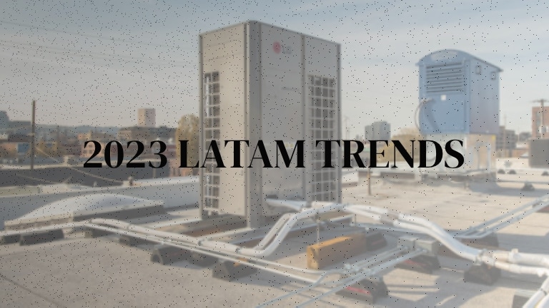 Unidad de HVAC de LG en una azotea con el texto '2023 LATAM TRENDS' superpuesto en el centro.