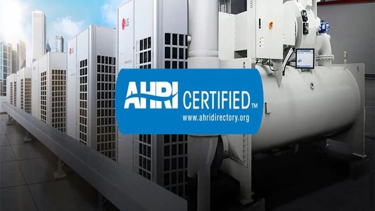 Filas de unidades HVAC de LG en un techo con el logotipo 'AHRI Certified' superpuesto en el centro de la imagen.