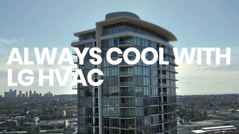 Edificio moderno con muchas ventanas, acompañado del texto 'ALWAYS COOL WITH LG HVAC', con una ciudad de fondo.