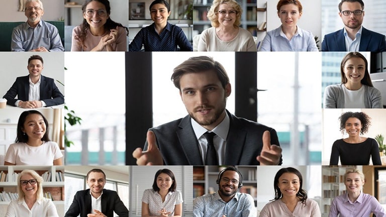 Collage de videollamada con personas sonriendo en ventanas pequeñas, un hombre en el centro hablando, parte de una sesión de aprendizaje remoto para socios de LG HVAC.