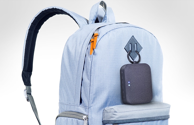 LG XBOOM Go PN1 está sujeto a la mochila de color azul cielo.