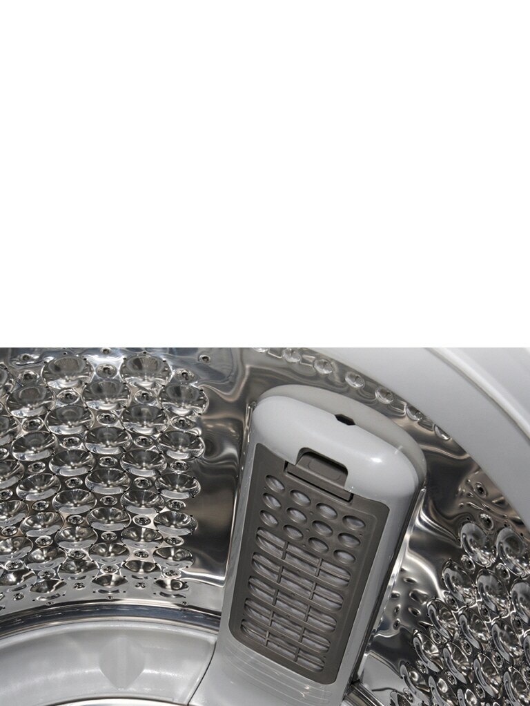 Imagen del interior del tambor enfocada en el acero inoxidable y el diseño del filtro atrapa pelusa.