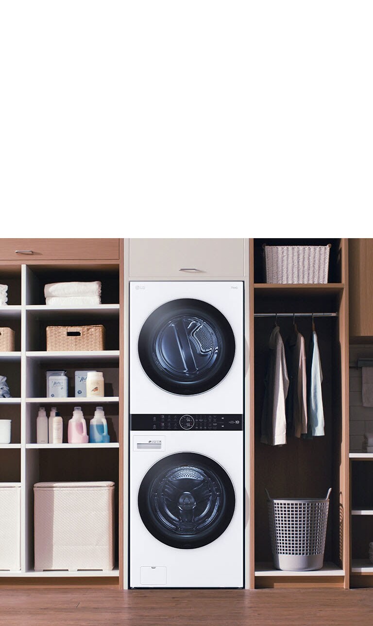 La LG WashTower™ con diseño estilizado maximiza el espacio en una sala de lavado organizada con muebles de almacenamiento.