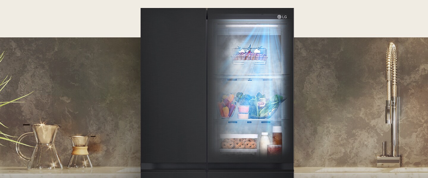 Vista frontal de un refrigerador InstaView negro con la luz encendida en el interior.