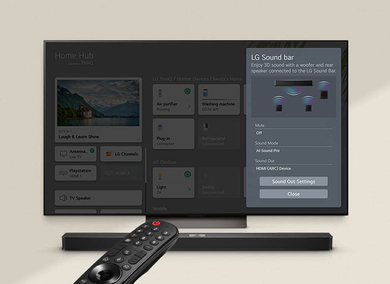 LG Remote apunta hacia un televisor LG con la barra de sonido LG debajo. El televisor LG muestra el menú de control de la barra de sonido en la pantalla.