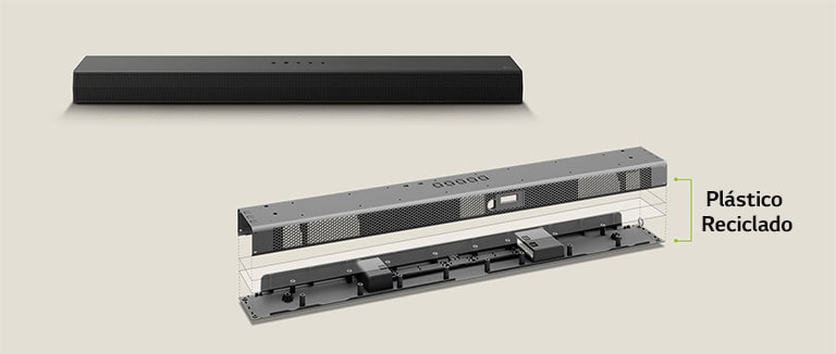 Hay una perspectiva frontal de la barra de sonido detrás y una representación con marco metálico de la barra de sonido delante. Una observación inclinada de la parte trasera del marco metálico de la barra de sonido con las palabras "Plástico reciclado" que indican el borde del marco.