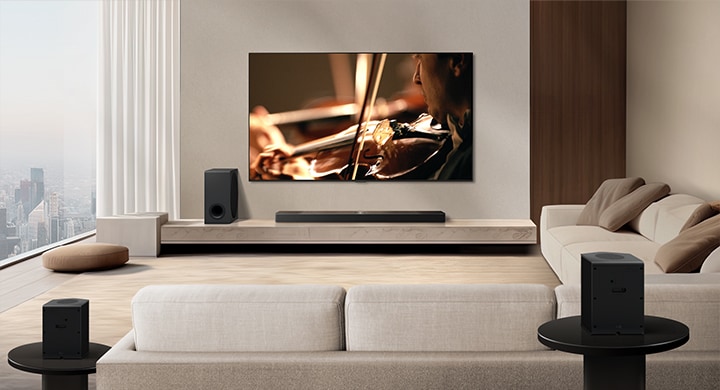 LG TV, LG Soundbar, un subwoofer y bocinas traseras se encuentran en un moderno apartamento de la ciudad. El fondo se atenúa y aparece una cuadrícula superpuesta sobre la imagen del televisor LG, como un escaneo del espacio. Una línea de puntos se extiende desde uno de los altavoces traseros para mostrar que los dos altavoces traseros están en forma lineal. Las perlas blancas de sonido se unen para formar ondas, llenando la habitación de sonido.