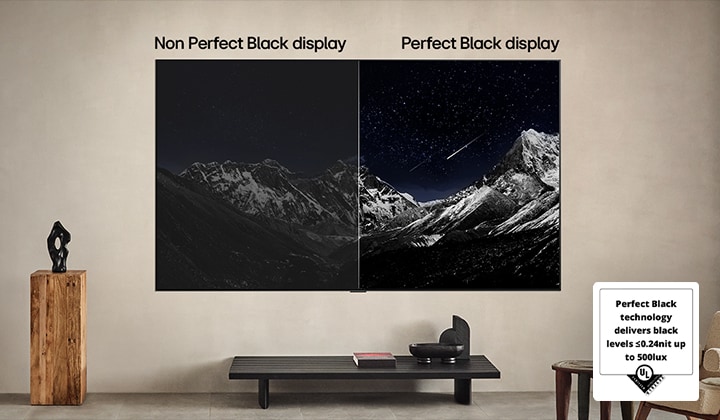 Espacio de sala de estar con un televisor LG OLED montado en la pared. En el televisor se ve una cadena montañosa contra un cielo oscuro de la tarde lleno de estrellas. Esta escena está dividida en dos. Un lado muestra una versión más opaca y gris del paisaje con la etiqueta Non Perfect Black display. En el otro lado hay una imagen más agradable con un rango dinámico más amplio de negros y blancos. Esta tiene la etiqueta Perfect Black display. La certificación del logotipo también es visible: Perfect Black Technology ofrece niveles de negro menores o iguales a 0,24 nit hasta 500 lux.