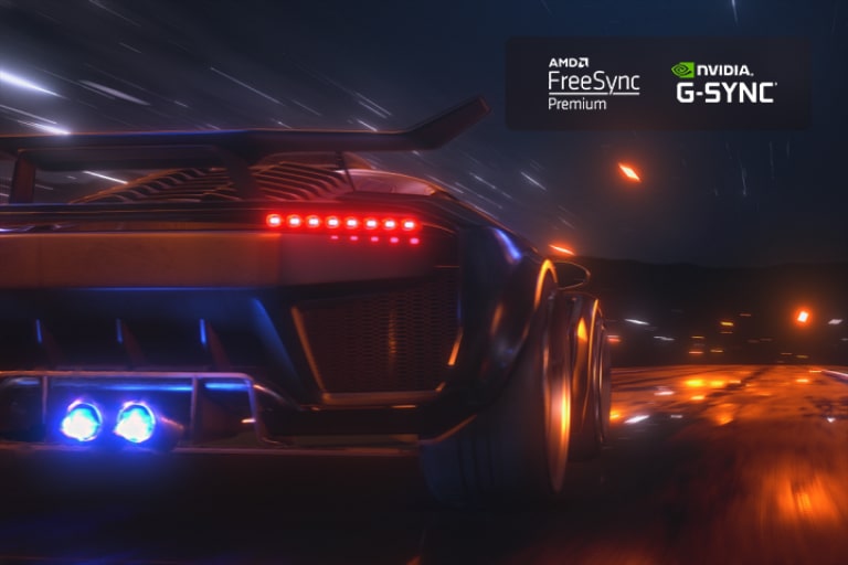 Se abre un vídeo con una escena borrosa de un coche conduciendo rápido en un juego de carreras. La escena se refina, lo que da como resultado una acción fluida y clara. Logotipo de FreeSync Premium Pro y logotipo de NVIDIA G-SYNC en la esquina superior derecha.