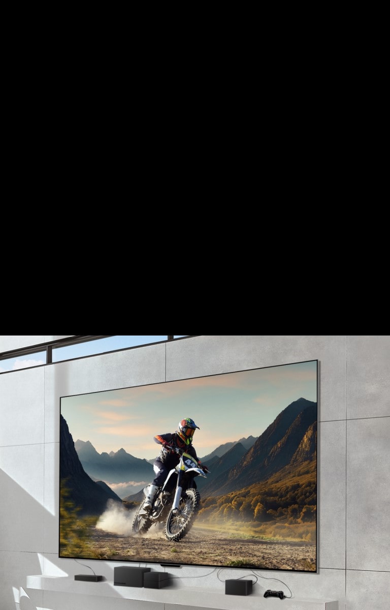 LG SIGNATURE OLED M4 montado en una pared que muestra a un hombre conduciendo una motocicleta por un camino de tierra y dispositivos conectados al televisor mediante cables desordenados debajo. Los dispositivos se desvanecen y la toma se aleja para revelar una sala de estar moderna y luminosa y una Zero Connect Box sobre una mesa con dispositivos cuidadosamente organizados debajo. La imagen se oscurece brevemente y resalta la Zero Connect Box y los dispositivos. Aparece una señal de Wi-Fi roja y se emite un rayo rojo hacia el televisor y emergen círculos rojos.