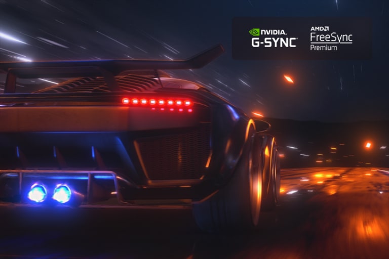 Una escena borrosa de un coche conduciendo rápido en un juego de carreras. La escena se refina, lo que da como resultado una acción fluida y clara. Logotipo de NVIDIA G-SYNC y logotipo de FreeSync Premium en la esquina superior derecha.