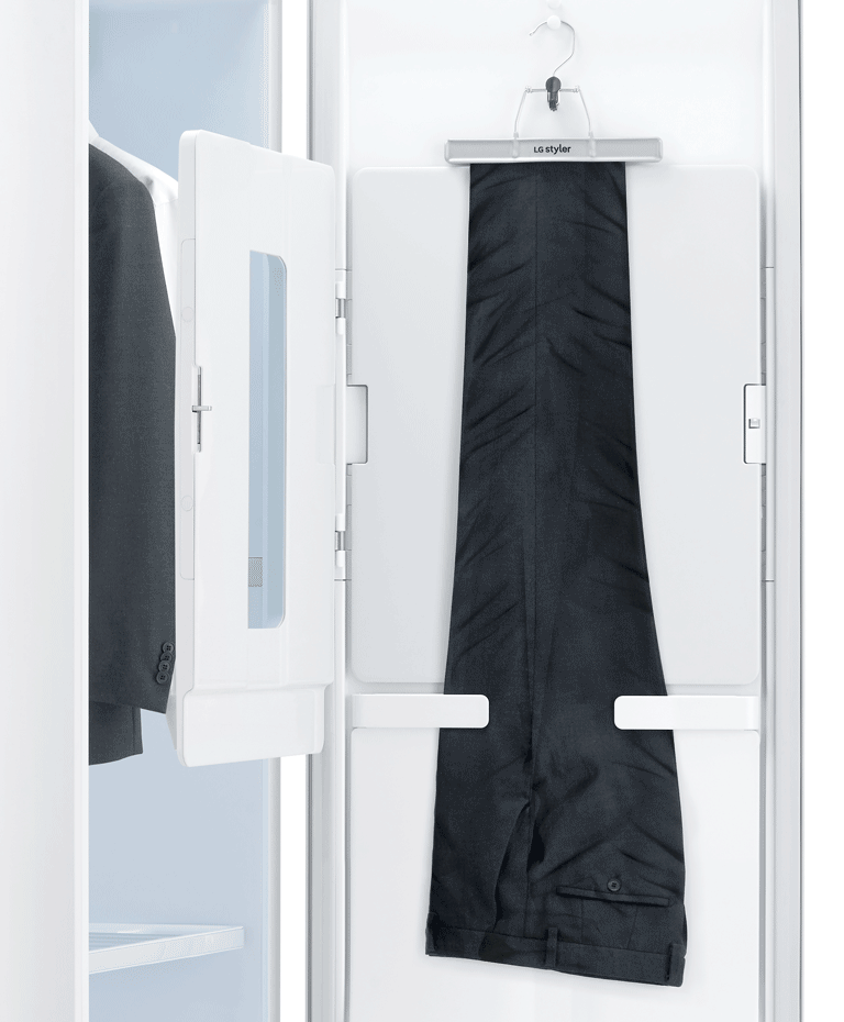 Se muestra el cuidado de los pantalones y los pliegues perfectos que puedes obtener.