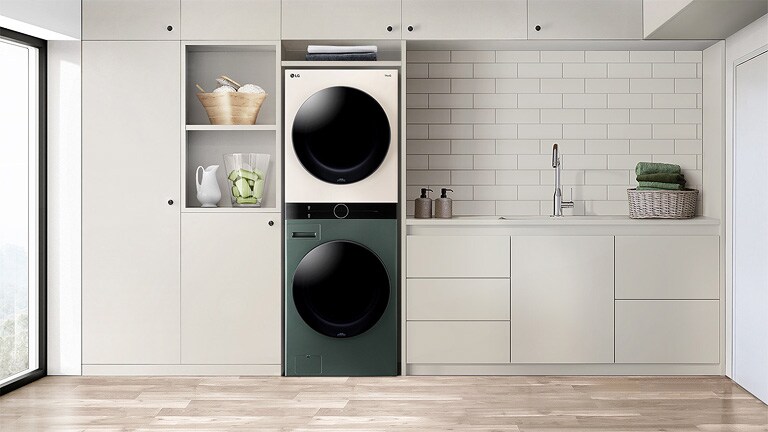 En el video, una LG WashTower reemplaza las lavadoras y secadoras apilables, mejorando comodidad y eficiencia.