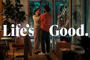 Una pareja se abraza y aparece el eslogan de "Life's Good"