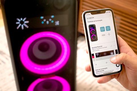 Un hombre configura el altavoz LG XBoom desde su móvil, ajustando la iluminación y creando arte pixelado.