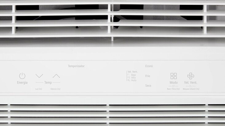 Primer plano del panel de control del aire acondicionado de ventana LG que muestra varios modos y ajustes de temperatura.