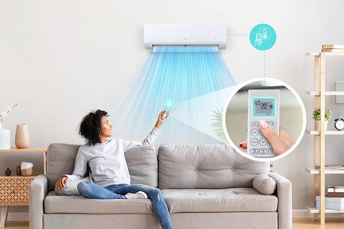 Aire acondicionado y mujer en el sofá a distancia de medición de temperatura, soplando aire frío