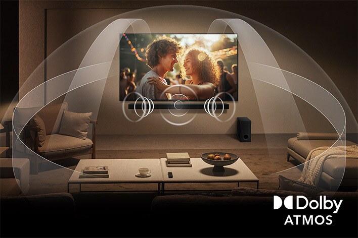 Sala acogedora con poca luz con una LG QNED TV en una pared con una LG Soundbar. Gráficos muestran cómo Dolby Atmos llena el espacio con sonido envolvente desde cualquier dirección. Logotipo de Dolby Atmos en la esquina inferior derecha.