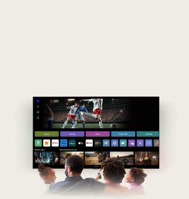 Cuatro integrantes de una familia reunidos alrededor de una LG AI TV. Alrededor de la persona que sostiene el control remoto, aparece un círculo con su nombre. Esto muestra cómo AI Voice ID reconoce la voz única de cada usuario. Luego, en la interfaz de webOS, se muestra cómo la IA cambia automáticamente la cuenta y recomienda contenido personalizado. 