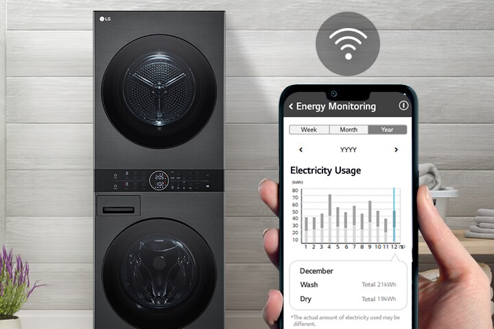 Una lavadora se encuentra en un cuarto de lavado. Una mano que sostiene un teléfono muestra la pantalla a la cámara y la pantalla muestra la información de mantenimiento y el uso de energía con un símbolo de WiFi sobre la pantalla.