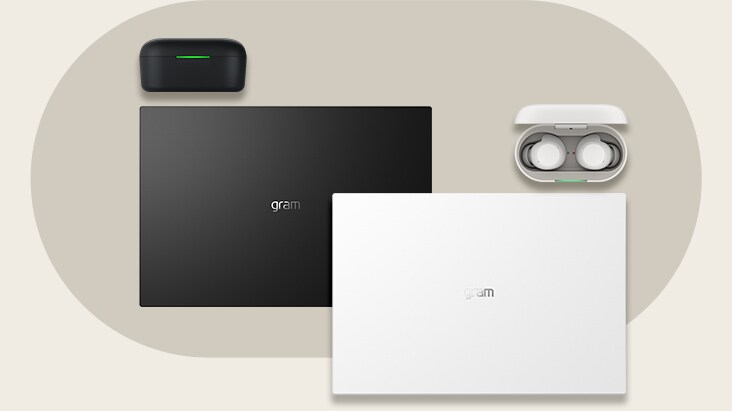 Se coloca una base negra para xboom Buds con una computadora portátil Gram negra. A la derecha se coloca una Gram blanca con una base blanca para xboom Buds abierta con auriculares en su interior.