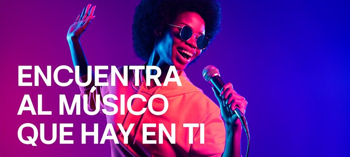 Una mujer está cantando.