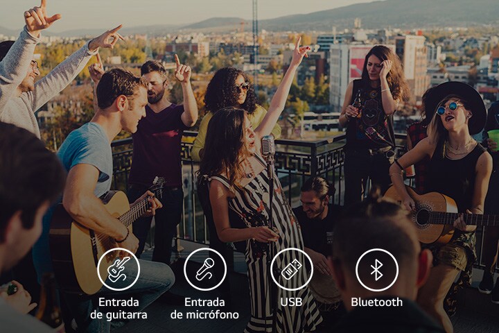 Hay gente disfrutando de un concierto acústico con LG XBOOM XL7S. Debajo de la imagen, hay guitarra.